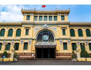 Bưu điện Thành phố nổi bật giữa trung tâm