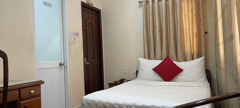 PHÒNG 1 GIƯỜNG 1,6m - 1,8m. 1-2 người. Free 2 chai nước.