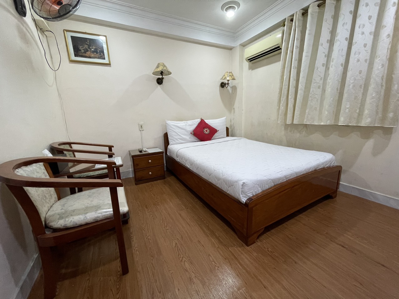 PHÒNG 1 GIƯỜNG 1,6m. 1-2 người. Free 2 chai nước.