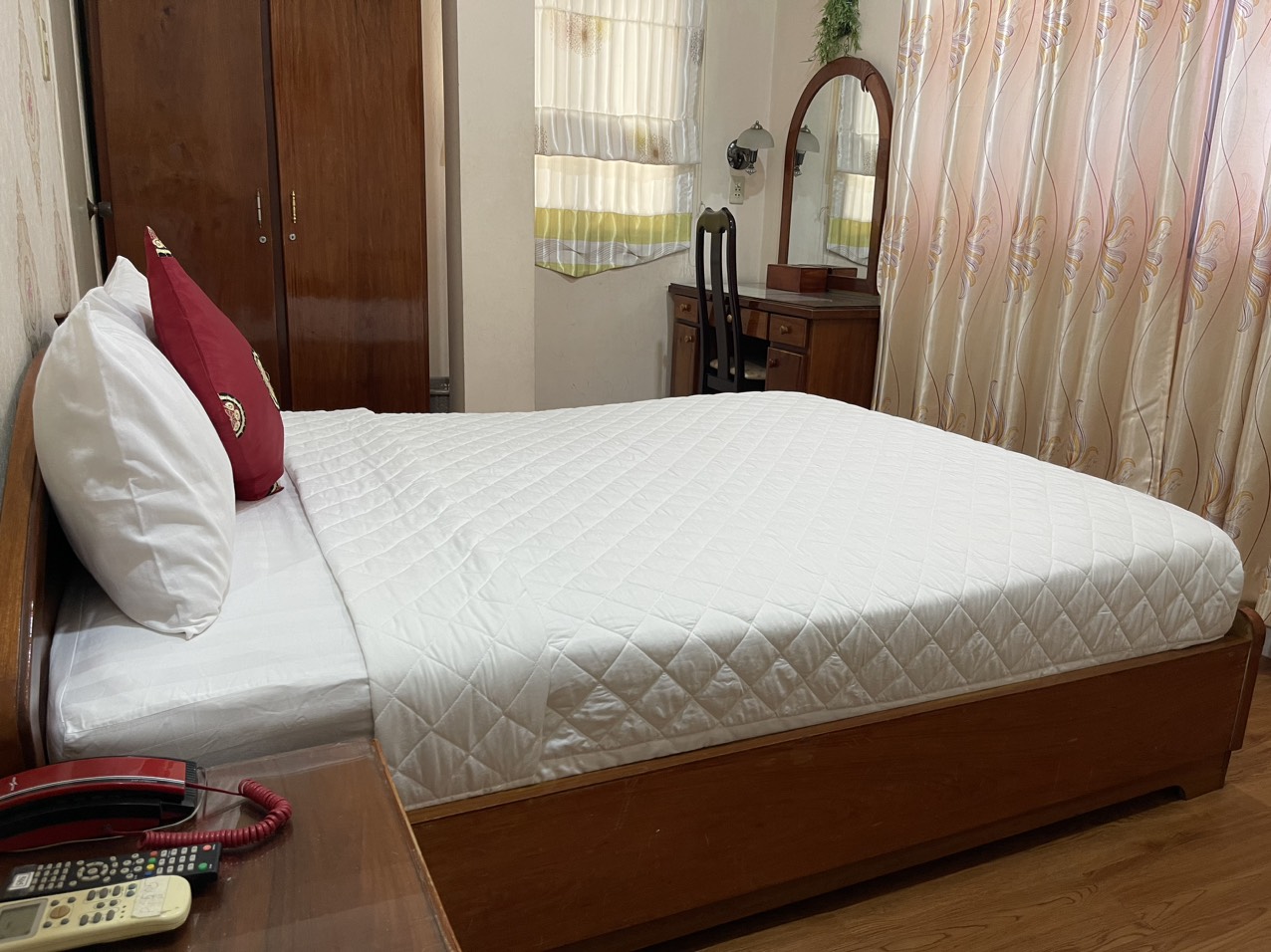 PHÒNG 1 GIƯỜNG 1,6m - 1,8m. 1-2 người. Free 2 chai nước.