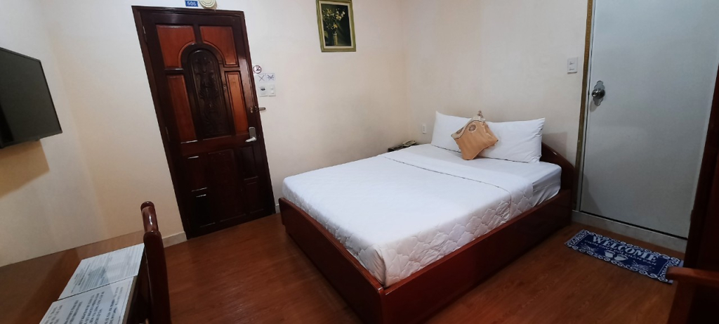 PHÒNG 1 GIƯỜNG 1,6m - 1,8m. 1-2 người. Free 2 chai nước.